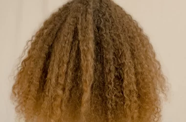 Por que o cabelo cacheado é naturalmente seco?