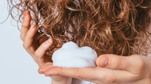 O uso de gel no cabelo cacheado é uma excelente maneira de manter os cachos definidos