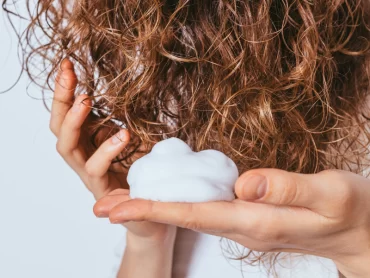 O uso de gel no cabelo cacheado é uma excelente maneira de manter os cachos definidos