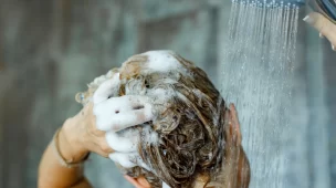 Não devemos lavar o cabelo com água quente ou morna para evitar danos como ressecamento, frizz, quebra dos fios, perda de brilho e danos ao couro cabeludo.