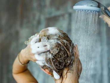 Não devemos lavar o cabelo com água quente ou morna para evitar danos como ressecamento, frizz, quebra dos fios, perda de brilho e danos ao couro cabeludo.