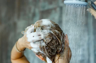 Por que Não Devemos Lavar o Cabelo com Água Quente?