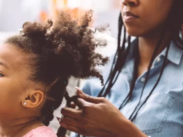 Um penteado bastante utilizado em cabelo crespo é o coque abacaxi